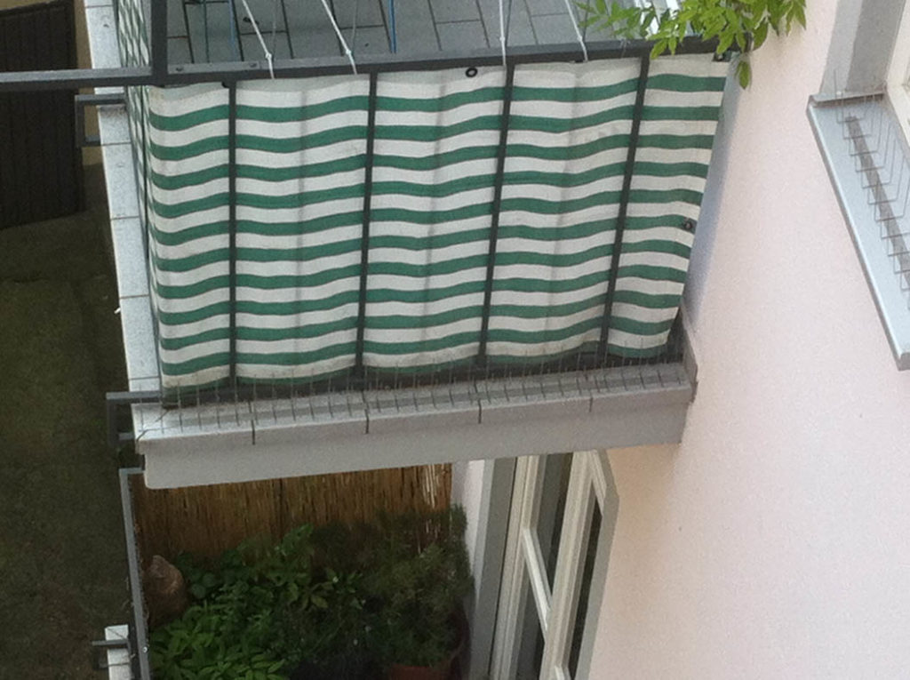 Taubenabwehr an einem Gebäude in München: Taubenspikes verhindern zuverlässig, dass sich Tauben auf den Fenstersimsen niederlassen.
